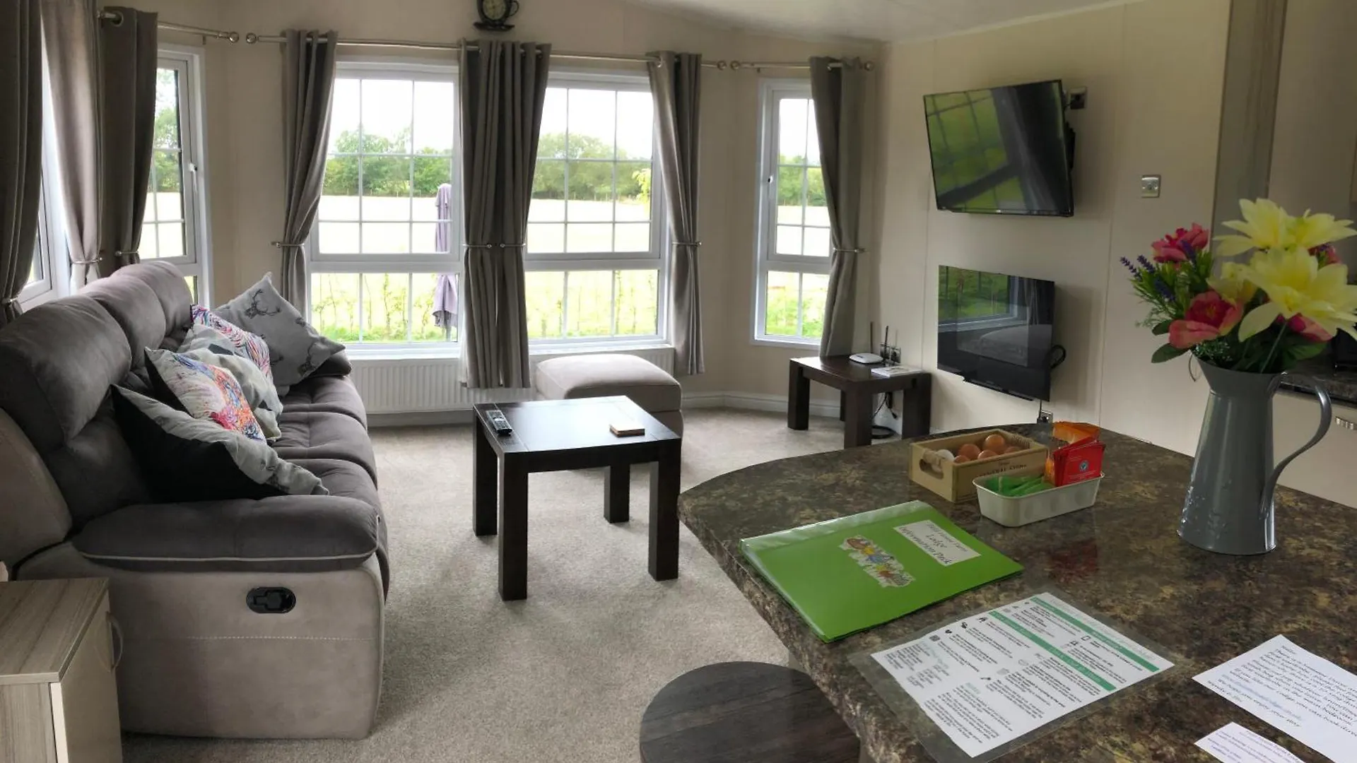 Field House Farm - Owl Lodge Or Honey Pod - Countryside Stay Near York Skipwith
